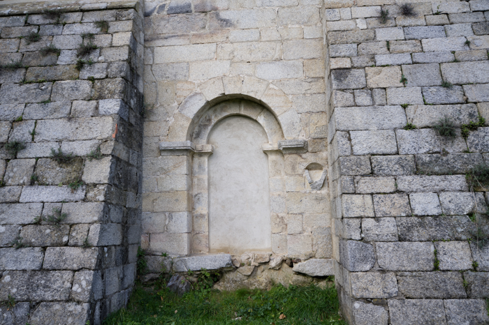 Puerta de conversos del claustro del monasterio de San Martín de Castañeda